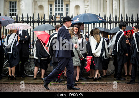 Cambridge, UK. 28. Juni 2013. Eine nasse Abschlusstag für Studenten der Universität Cambridge. Studenten und ihre Familie und Freunde Schlange vor dem Senat-Haus in Cambridge für Grad Zeremonien. Bildnachweis: JAMES LINSELL-CLARK/Alamy Live-Nachrichten Stockfoto