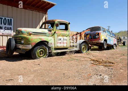 Bemalte Volkswagen Wohnmobil durch Aufschlüsselung LKW, Moab, Utah, USA aufgehalten. Stockfoto