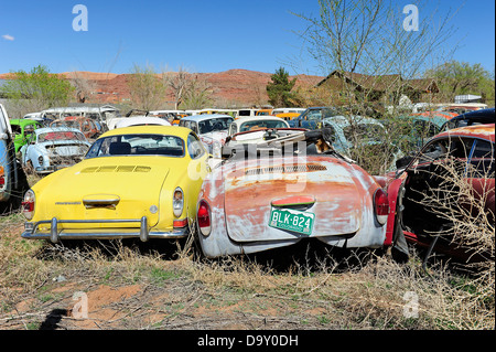 Schrottplatz voller Volkswagen Pkw und Transporter. In der Nähe von Moab, Utah, USA. Stockfoto