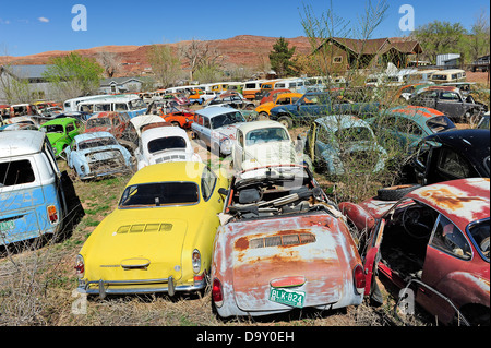 Schrottplatz voller Volkswagen Pkw und Transporter. In der Nähe von Moab, Utah, USA. Stockfoto