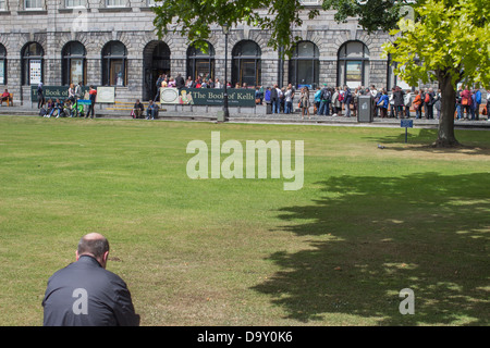 Schlange der wartenden, The Book of Kells, Trinity College, Dublin, Irland zu sehen. Stockfoto