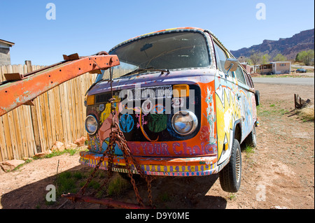 Bemalte Volkswagen Wohnmobil durch Aufschlüsselung LKW, Moab, Utah, USA aufgehalten. Stockfoto