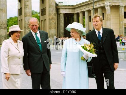 Monika Diepgen, Prinz Philipp, Königin Elizabeth II. und Regierende Bürgermeister von Berlin Eberhard Diepgen vor dem Brandenburger Tor. Stockfoto