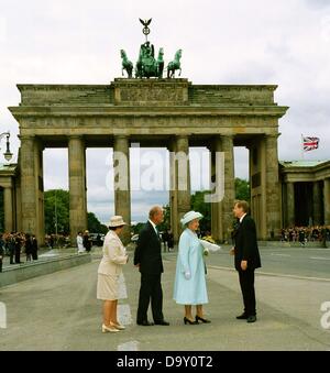 Monika Diepgen, Prinz Philipp, Königin Elizabeth II. und Regierende Bürgermeister von Berlin Eberhard Diepgen vor dem Brandenburger Tor. Stockfoto