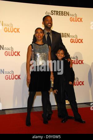Will Smith, seine Frau Jada Pinkett und Sohn Jaden in der deutschen Erstaufführung von "The Pursuit of Happyness" in Berlin am 9. Dezember 2007. Stockfoto