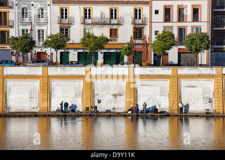 Triana Stadtteil am Wasser vom Fluss Guadalquivir in Sevilla, Andalusien, Spanien. Stockfoto