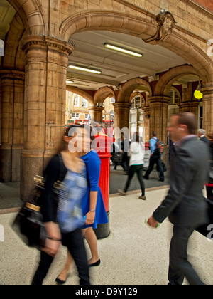 Innenraum der Bahnhof Marylebone während der Hauptverkehrszeit, London, England, Vereinigtes Königreich Stockfoto