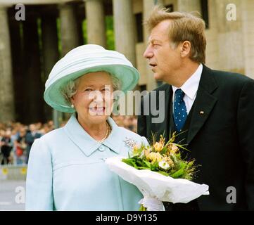 Königin Elizabeth II. und Regierende Bürgermeister von Berlin Eberhard Diepgen vor dem Brandenburger Tor. Stockfoto