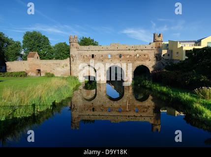 Überreste der mittelalterlichen Wehrmauer von Zutphen, Niederlande Stockfoto