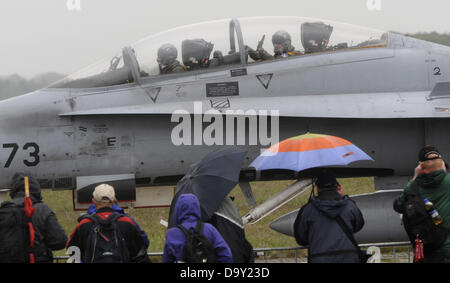 Zahlreiche Flugzeug Spotter Uhr die Ankunft von einer f-18 "Hornet" auf dem Flugplatz der Fighter wing 71 "Richthofen" in Wittmund, Deutschland, 28. Juni 2013. Nach 40 Jahren Dienst in der deutschen Luftwaffe werden die letzte Phantome am 29. Juni 2013 außer Betrieb genommen werden. Mehr als 100.000 Menschen werden zum Tag "offenen Tür" erwartet. Foto: INGO WAGNER Stockfoto