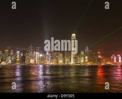 Dh den Hafen von Hong Kong Central Hongkong Symphonie der Lichter Lasershow Central Waterfront Wolkenkratzer nacht Hafen Stockfoto