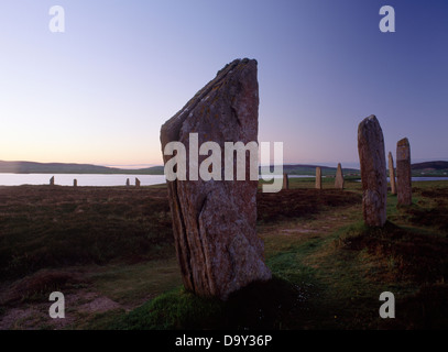 Morgendämmerung am Ring of Brodgar Henge und Stone Circle, Orkney; Blick durch den östlichen Bogen von Steinen, um das Loch Harray Stockfoto