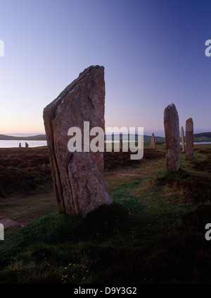 Morgendämmerung am Ring of Brodgar Henge und Stone Circle, Orkney; Blick durch den östlichen Bogen von Steinen, um das Loch Harray Stockfoto