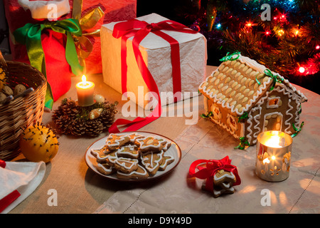 Weihnachts-Tisch set mit Lebkuchen Kuchen Stockfoto