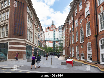 London School of Economics - der LSE - aus Portugal Straße betrachtet. Das Lionel Robbins Gebäude der Bibliothek auf der linken Seite Stockfoto