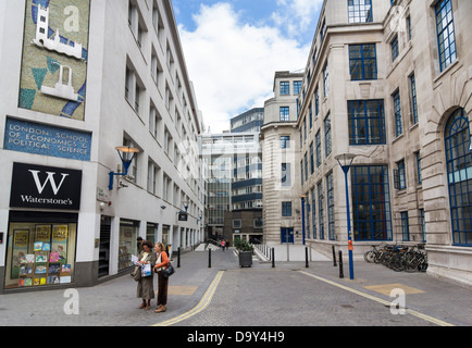 London School of Economics - der LSE - aus Portugal Straße betrachtet. St Clements Gebäude auf der linken Seite mit dem alten Gebäude Stockfoto