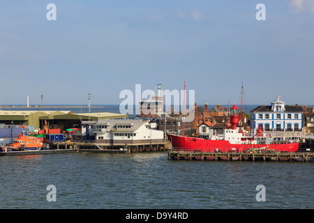 Offshore-Blick auf Meer und RNLI Lifeboat Station im Hafen an der Mündung des River Stour. Harwich, Essex, England, Vereinigtes Königreich, Großbritannien Stockfoto