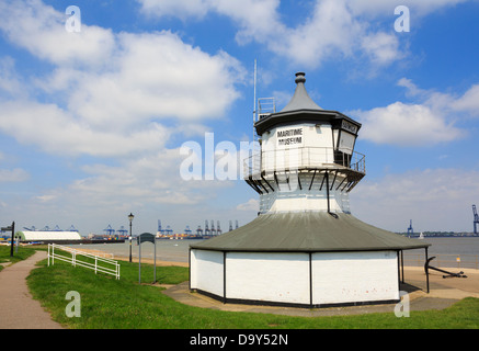 Maritime Museum in der niedrigen Leuchtturm an der Küste in Harwich, Essex, England, UK, Großbritannien Stockfoto