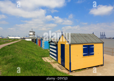 Bunten Badekabinen am Hafen in Harwich, Essex, England, Großbritannien, Großbritannien Stockfoto