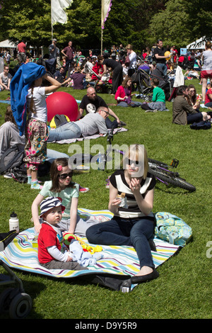 Gruppe von Menschen versammelten sich vor der Stufe 1 am Afrikatag. Stockfoto