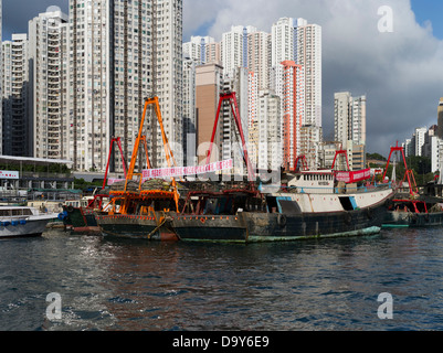 dh Aberdeen Hafen ABERDEEN Hongkong chinesische Fischerboote im Hafen Anchorage Hochhaus Wohn-Hochhäuser Stockfoto