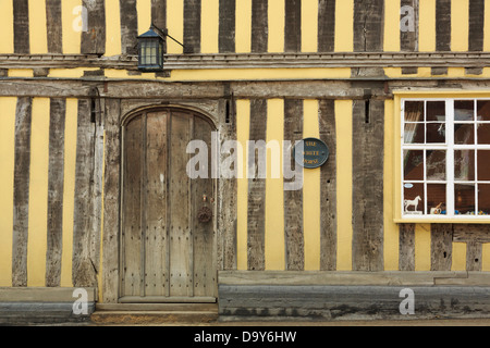 Alte Holztür im 15. Jahrhundert gelb Fachwerkhaus Gebäude früher The White Horse Inn in Lavenham, Suffolk, England, UK, Großbritannien Stockfoto