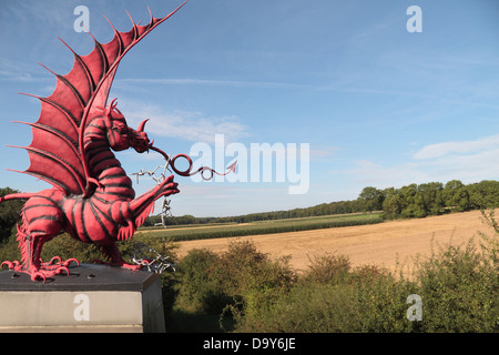 38. (Walisisch) Division Memorial roter Drache Gedenkstätte an der Somme Schlachtfeld, Frankreich. Die Statue blickt Mametz Wood. Stockfoto