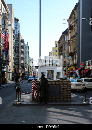 Blick auf den Checkpoint Charlie, die Berliner Mauer, die Barriere, die getrennt West Berlin (USA) aus Ost-berlin (UDSSR) im Kalten Krieg Stockfoto