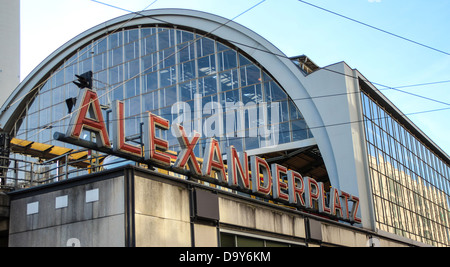 Bahnhof Alexanderplatz mit dem Fernsehturm, die 'Fernsehturm' in den Hintergrund in Berlin, Deutschland Stockfoto