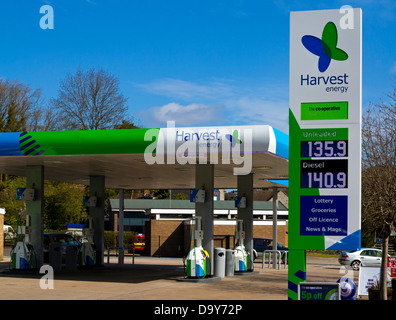 Energie-Tankstelle zu ernten, mit Co-Operative Geschäft angebracht in Wirksworth Derbyshire England UK Stockfoto