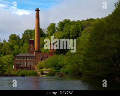 Masson Mill Geschäfte eine ehemaligen Baumwollspinnerei jetzt in der Nähe von Matlock Bath im Peak District Derbyshire England UK mit River Derwent vor Stockfoto