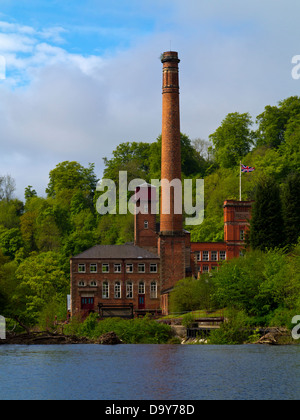 Masson Mill Geschäfte eine ehemaligen Baumwollspinnerei jetzt in der Nähe von Matlock Bath im Peak District Derbyshire England UK mit River Derwent vor Stockfoto