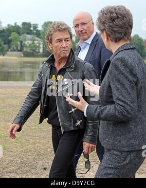 Rockmusiker Peter Maffay (L) Spaziergänge entlang der Elbe mit Oberbürgermeister von Dresden Helma Orosz in Dresden, Deutschland, 28. Juni 2013. Maffay übergeben Spendenschecks für den Wiederaufbau eines Spielplatzes an der Elbe. Foto: JAN WOITAS Stockfoto