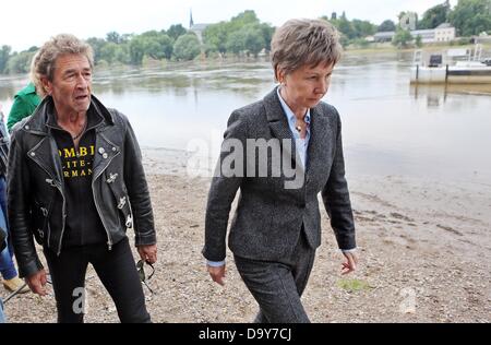 Rock-Musiker Peter Maffay (R) Spaziergänge entlang der Elbe mit Oberbürgermeister von Dresden Helma Orosz in Dresden, Deutschland, 28. Juni 2013. Maffay übergeben Spendenschecks für den Wiederaufbau eines Spielplatzes an der Elbe. Foto: JAN WOITAS Stockfoto