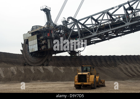 Bagger 28 ein Schaufelrad Bagger arbeiten bei der Tagebau (surface mine) Garzweiler, Nordrhein-Westfalen, Deutschland. Stockfoto