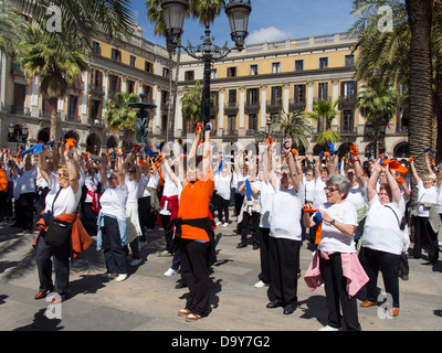 Frauen, die Gymnastik in Placa Reial des gotischen Viertel von Barcelona, Spanien Stockfoto