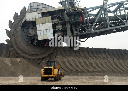 Bagger 28 ein Schaufelrad Bagger arbeiten bei der Tagebau (surface mine) Garzweiler, Nordrhein-Westfalen, Deutschland. Stockfoto