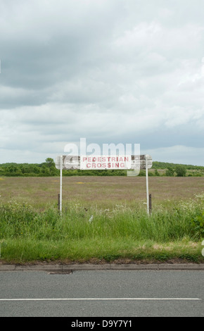 Ein Fußgängerüberweg Zeichen über die Straße von der Heritage Motor Centre in Gaydon, Warwickshire, England, UK. Stockfoto