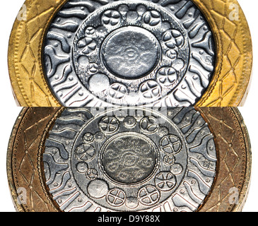 Gefälschte britische £2 Münze (oben) im Vergleich zum Original (unten) zeigt Mangel an Details und verschiedenen Farben. (siehe Beschreibung) Stockfoto