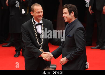 Karlovy Vary, Tschechien. 28. Juni 2013. US-Schauspieler John Travolta (rechts) wird bei der Eröffnung der 48. internationalen Filmfestival Karlovy Vary in Karlsbad, Tschechische Republik, Freitag, 28. Juni 2013 von Karlovy Vary Bürgermeister Petr Kulhanek begrüßt. (Foto/Vit Simanek CTK/Alamy Live News) Stockfoto