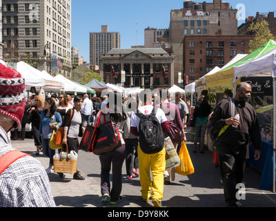 Shopper und Zelte, Union Square Greenmarket, NYC Stockfoto