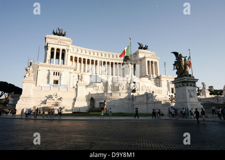 Altare della Patria (Altar des Vaterlandes), massive weiße Marmor Denkmal hoch über der Piazza Venezia, Rom, Italien Stockfoto