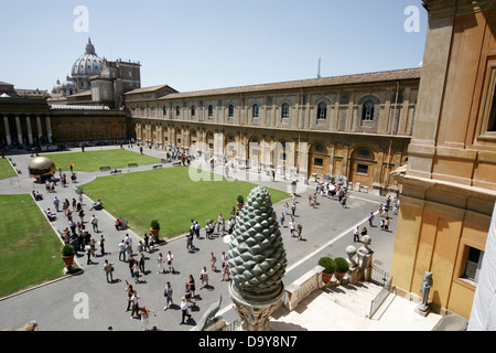 Cortile della Pigna (Hof der Tannenzapfen), Vatikan Museum, St. Peter Basilika Kuppel auf dem Hintergrund Vatikan Rom Italien Stockfoto