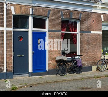 Oldtimer Fahrrad geparkt vor einem Haus Stockfoto