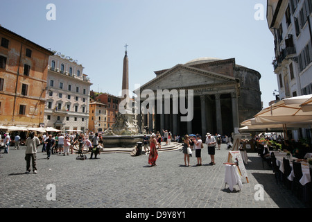 Café im Freien in der Nähe des Pantheon auf der Piazza della Rotonda, Rom, Italien Stockfoto