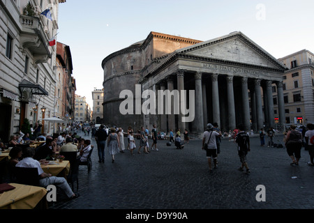 Café im Freien in der Nähe des Pantheon auf der Piazza della Rotonda, Rom, Italien Stockfoto