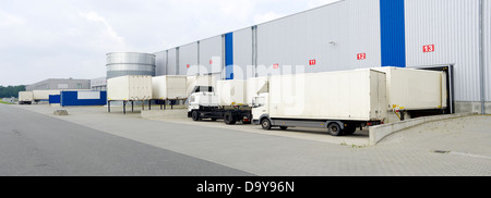 moderne Lagerhalle mit Container und LKW vor Stockfoto