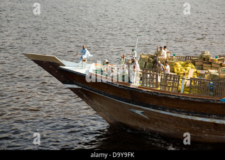 Traditional-Style Dhaus dienen noch Ladung von Muscat Hafen zum kleineren Häfen in Oman, Maskat, Oman zu transportieren. Stockfoto