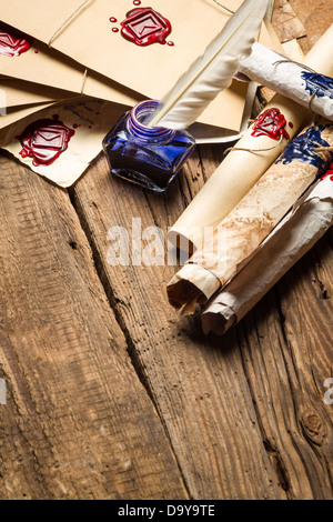 Alten Rollen Papier und blauer Tinte in das Tintenfass als Vintage-Hintergrund Stockfoto