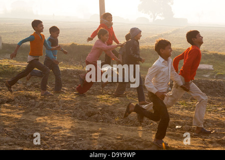 Indien, Uttar Pradesh, Aligarh Jungs laufen Stockfoto